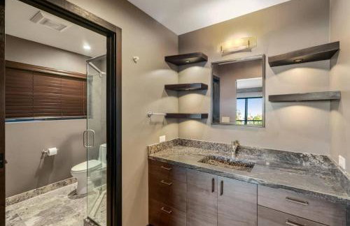 Luxury 3BR Hillside Retreat wAC Panoramic View - Photo 23