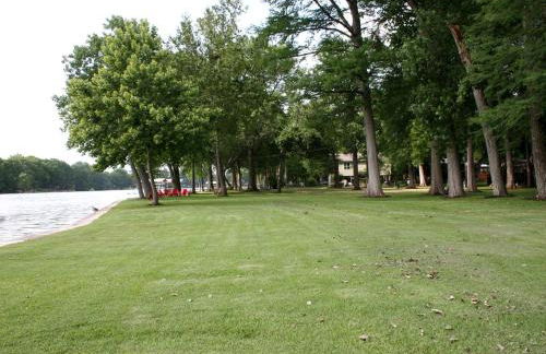 Spacious 10-Person Cabin Rental on Lake Dunlap near Austin, Texas - Foto 11