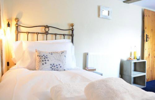 The White House with Studio - Photo 18