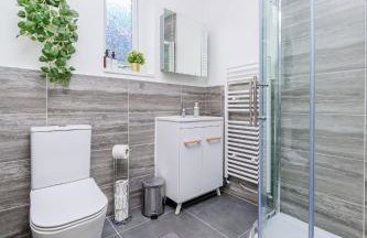 Large 6-Bed house, Free Parking & Motorway Access - Foto 15