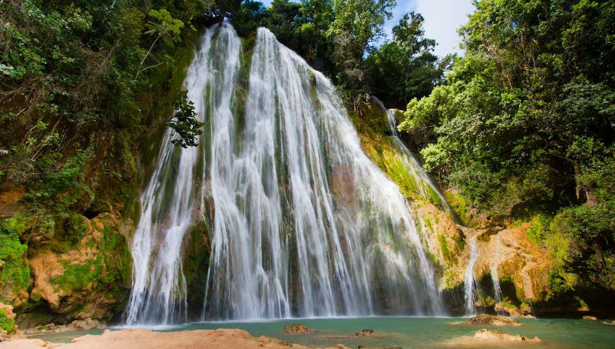 Vista desde abajo de la cascada El Limón