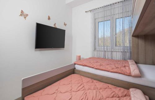 Villa Lemily - Five Bedroom with Swimming Pool - Photo 18