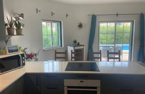 Spacious 3 bedroom villa with pool - Foto 15