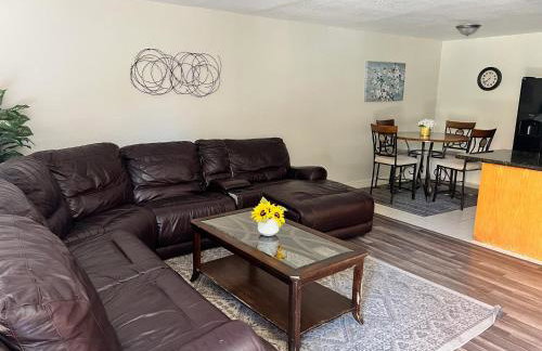 Peaceful 2bed,1bath condo with free parking all yours to enjoy - Photo 2