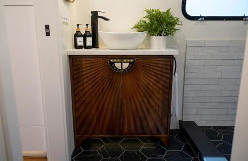 Airstream w Bathtub, River, & Hot Tub - Foto 28