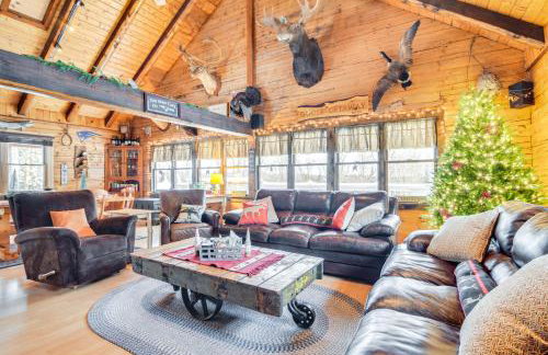 Deck and Fire Pit Secluded Cabin Near Lake Francis! - Foto 5