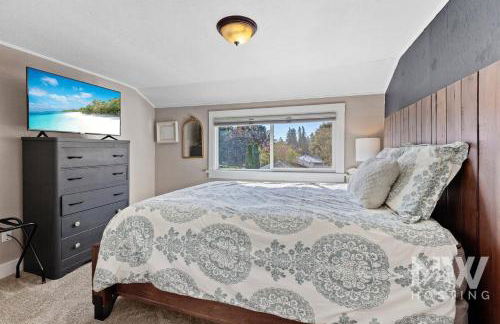 Cozy Farmhouse w Treehouse Fire Pit 1 Mile to Beach Close to Skiing Adventures 1226 - Foto 9