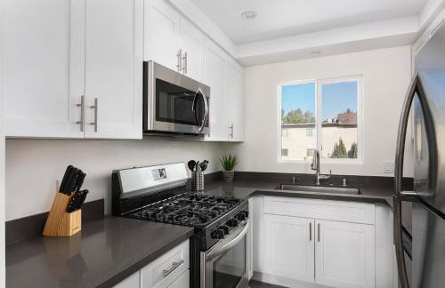 Unwind in Spacious 2BR Apt Sleeps 6 with Parking - Foto 10