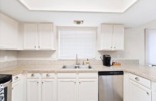 Pool-side Villa with Perfect Views - Foto 12