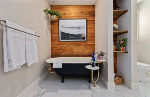 Downtown | Gorgeous | Pet Friendly! - Photo 12