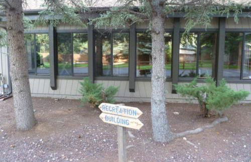 2BR Gated Escape With A Pool And Walk to Dining and Trails - Foto 27