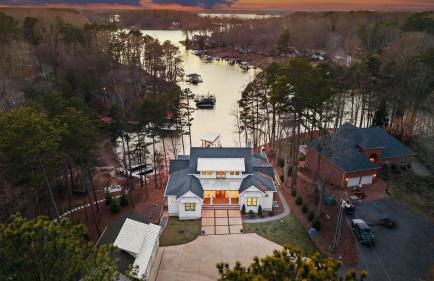 Livin' Large Lake Norman Estate w/ Pool, Dock, Game Room & Scenic Views - Foto 8