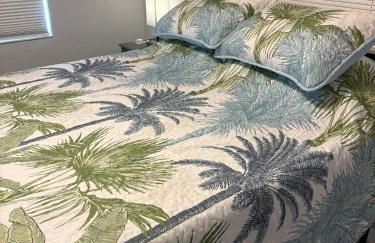 Cheerful 7 Bdrm Home with Private Pool One Block from Beach - Foto 24