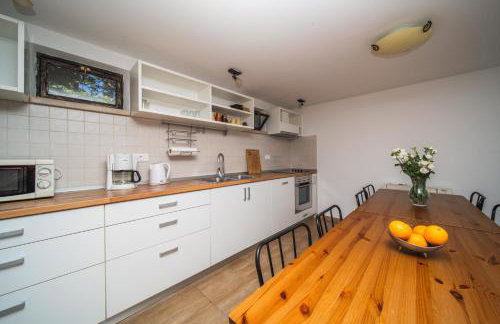 City Beach Villa with Pool and Sea View - Foto 16