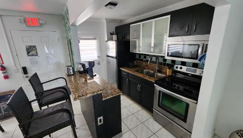 Bayfront Apartment Breathtaking Views- one bedroom w balcony- living room -Free Parking - Foto 2