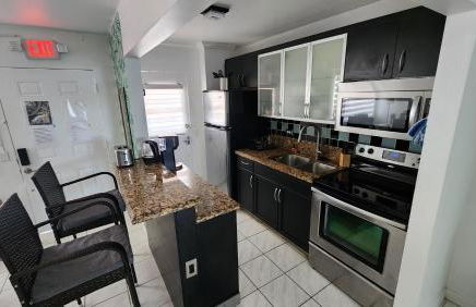 Bayfront Apartment Breathtaking Views- one bedroom w balcony- living room -Free Parking - Foto 2