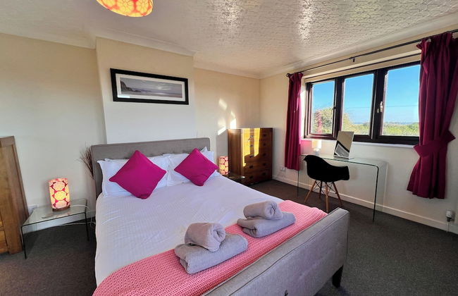 Detached Farmhouse 4 Bed/sleeps 9, Mountain Views! - Photo 3