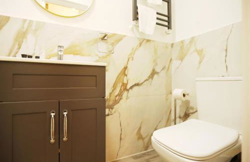 Gloucester Rd By N And N Stays, Newly Refurbed 6 Bed all ensuite house by N And N Stays Ltd, Perfect for contractors and Corporate stays, Close to YTL Arena Site, Pvt Parking for Vans and and work vehicles, Wifi - Foto 36