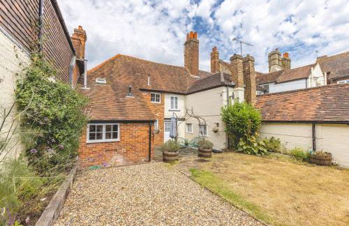 Charming 3BR Cottage Near Windsor and Sights - By Tempstay - Foto 2