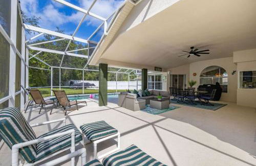 Modern Retreat Pool and Game Room - Foto 76