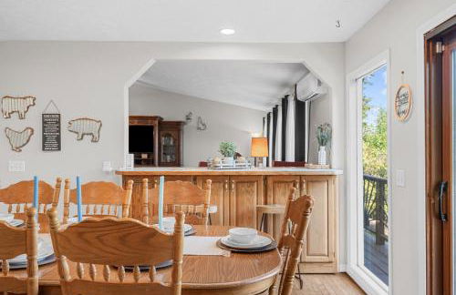 Lakefront Retreat with Deck, Movie Room and Yard - Foto 27