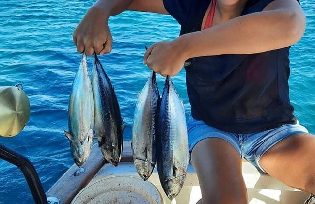 Capitán Manolis Pesca con barbacoa en el barco - Foto 36