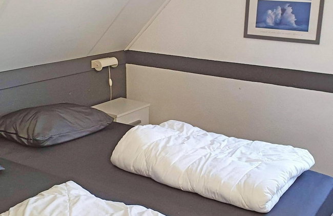 Appealing Bungalow With Garden - Photo 12