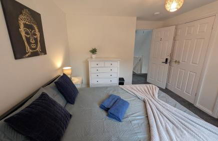 Large Modern House with Private Parking - Foto 74