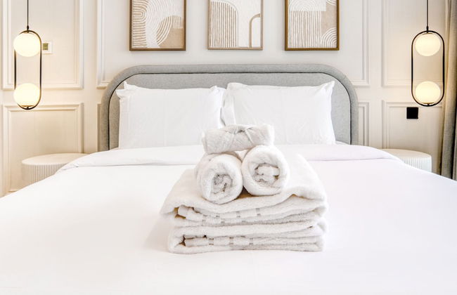 Luxe and Modern Duplex in Difc - Photo 34