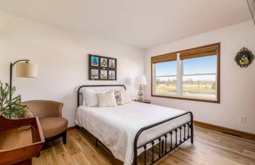 Cozy 2BR Condo w Private Patio - Vintage Charm - Foto 13