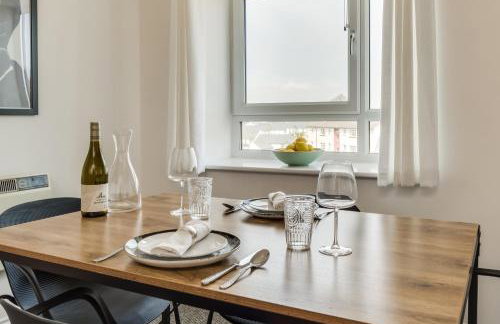 Chic and Bright Apartment Near the Water - Photo 16