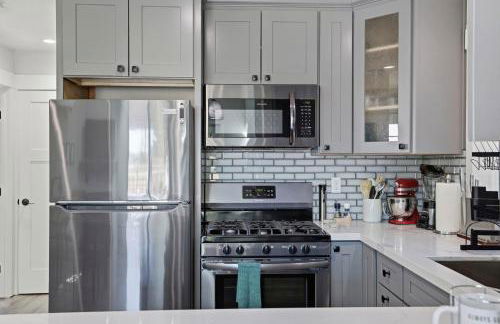 Angie Oasis Yard, Loft & Stocked Kitchen - Photo 4