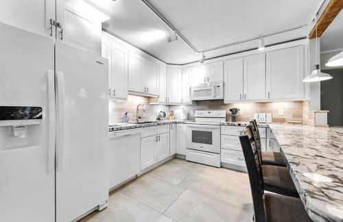 Boho Tiki Villa w Heated Saltwater Pool, King Beds & 6TVs - Photo 44