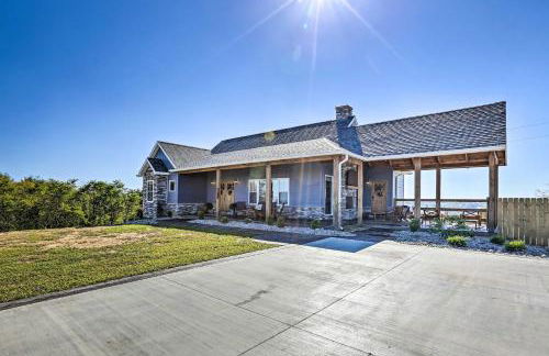 Chic Williamstown Retreat with Pool and Hot Tub! - Foto 42