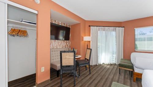 Boho Chic Garden Condo 7 Min to Universal Parks - Photo 4, wardrobe