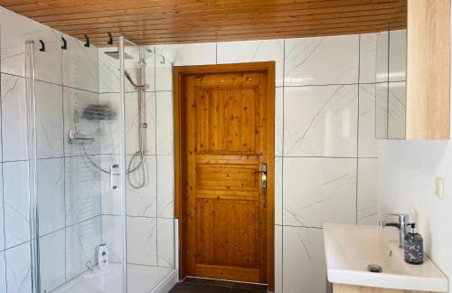 GHomeT - 6 Zimmer Wohnung with parking - Up to 10 guests - Monteur, Handwerker & Large family welcome - Foto 20