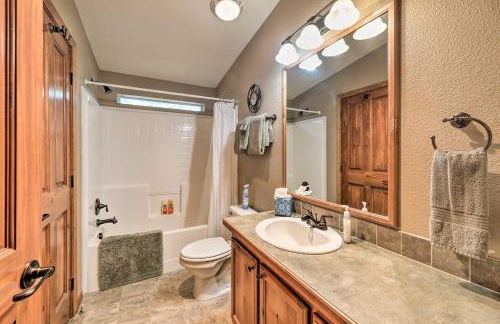 Rustic Escape with Deck, Hot Tub and Mountain Views - Foto 24