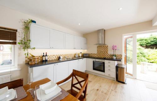 " Orchard Croft Lodge ", New Property, DOG FRIENDLY, Ideal for all Goodwood Events, 5 Minutes from Southend Barns, 9 Minutes From Sandy West Wittering Beach, 2 Bathrooms, Can Sleep 8 On Request, ' Starlink ' Wi-Fi & Sky Sports, Zip & Link Super-King beds - Foto 8