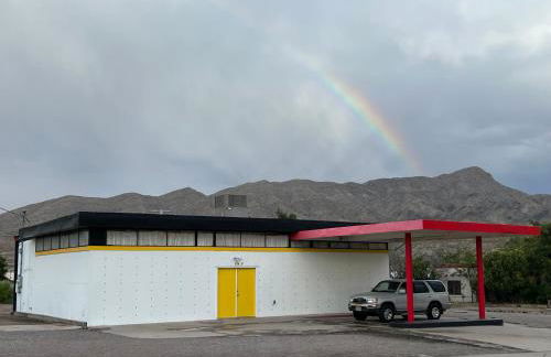 SPACE CASTLE: a 1950s Gas Station transformed into an Art Themed Wonderland - Foto 3