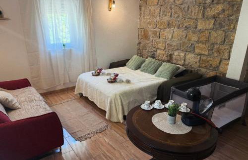 Villa with stunning Mountain Views and Authentic Croatian Stone House near Split and Sea - Photo 16