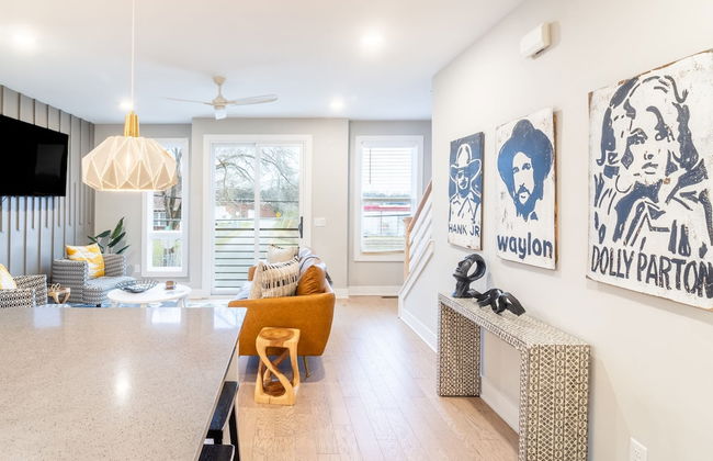 Monty by Avantstay 4bdr 4BA Balcony w Outdoor Seating 5mins to DT - Photo 5