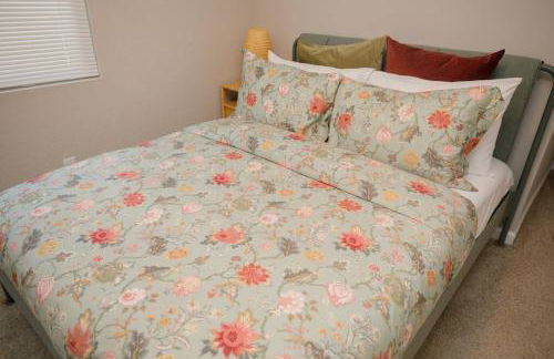 2 private masters, new beds & furniture, sleeps 12 - Photo 18