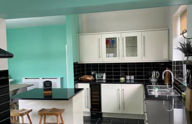 Spacious Family Home Minutes from the Beach - Foto 27