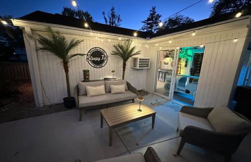 The Sleepy Tiki - game room, tiki lounge, firepit - Foto 22