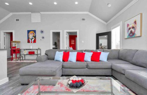 Prolific Red Luxe: Private Deck + Stylish Living - Photo 32