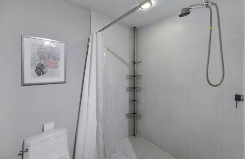 Amazing Condo with Pool at Midblock Miami - Foto 26