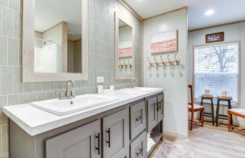 Hudson Oaks Country Creekside Home Hot Tub and Deck - Photo 13