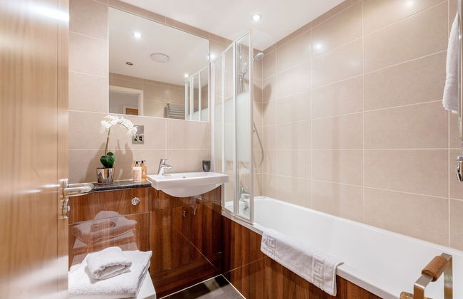 Spacious Apartment In The Heart Of Windsor - Photo 10