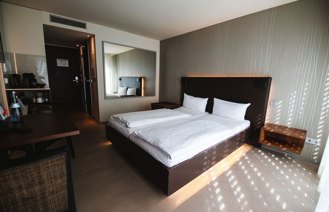 Car by Side - Photo 12