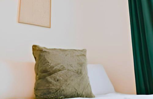 Central 3 Bed Home, Contractors, Garden, Fast WiFi, Smart TV - Photo 21